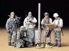 Tamiya 35212 German Soldiers at Briefing 1/35